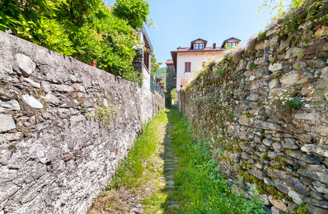 与 Maccagno，意大利石墙的狭窄街道景观
