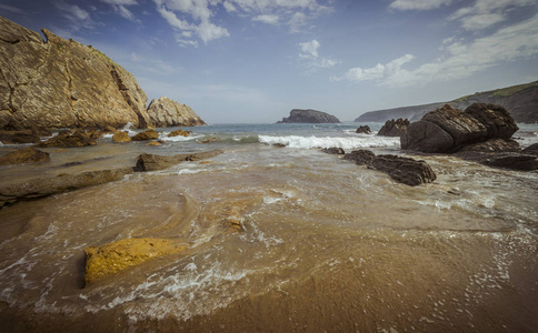 夏天有岩石的海滩。西班牙桑坦德海滩 Arna