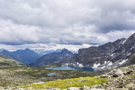 Yeshtu 山谷。Askir 湖。泰山景观