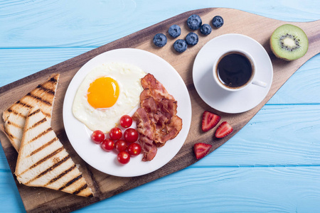 早餐配鸡蛋, 培根, 西红柿, 咖啡和浆果