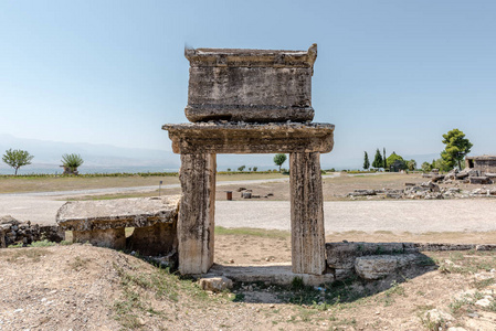 土耳其棉花北部墓地赫拉波利斯的古墓。联合国教科文组织世界遗产