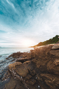 岩石海岸在考兰雅木高沙美岛国家公园罗勇, 泰国在日落时间