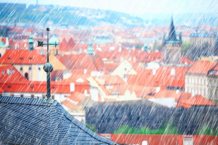 在捷克共和国的秋天风景在布拉格的雨, 红色屋顶, 布拉格的全景在雨季秋天, 天气寒冷