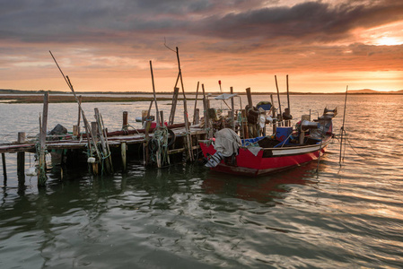 在老木码头的手工渔船的日落风景。Carrasqueira 是游览里斯本附近 Alentejo 海岸的游客目的地。