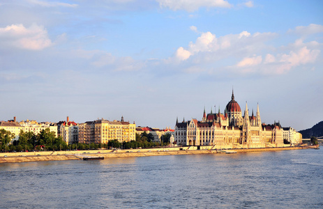 议会的布达佩斯多瑙河上