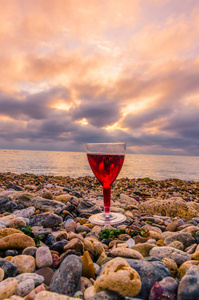 日落时海边有酒的玻璃