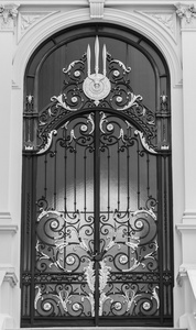 钢经典门在欧洲风格的黑白视图图片