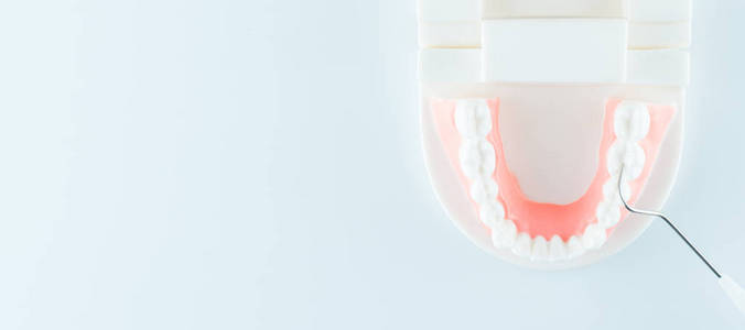 牙科医疗保健概念的牙科模型与牙科设备的白色背景