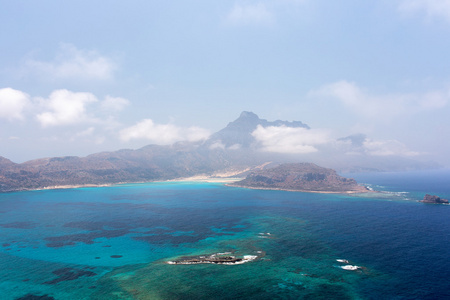 蓝色礁湖和山