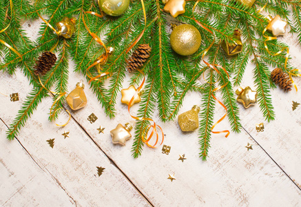 圣诞节或新年背景 冷杉树枝, 金玻璃玩具, 装饰和锥体在白色木质背景