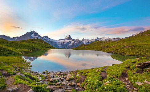 在瑞士的阿尔卑斯山，欧洲湖日出时的奇妙景观。韦特山，Schreckhorn，Finsteraarhorn et Bachsee