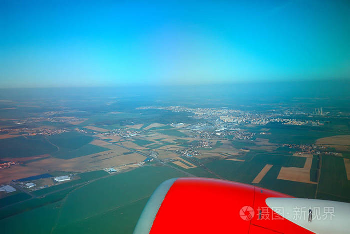 飞机的陆地和机翼鸟瞰图, 从飞机机舱鸟瞰, 空运概念