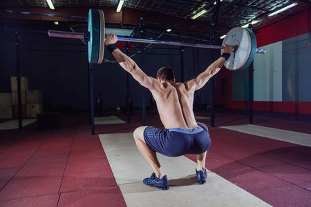 运动的人执行开销蹲在健身房复合 crossfit 的高杠铃, 高绩效运动员积极生活方式举重健美。十字式适合, deadlift