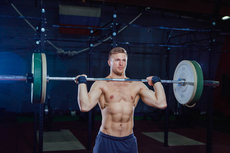 肌肉健身的人准备 deadlift 在他的头上的杠铃在现代健身中心。功能培训。抢夺运动。十字式适合, deadlift