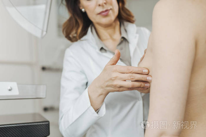 女妇科医生对她的病人做乳房检查