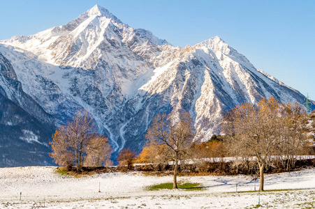 山的春天全景与少许雪