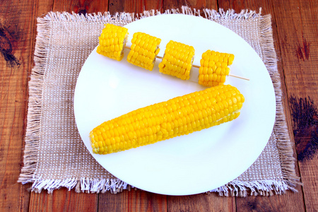 此菜用水煮玉米在盘子上图片