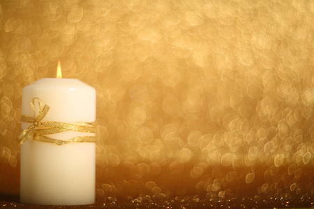 金色闪亮散景背景装饰圣诞蜡烛