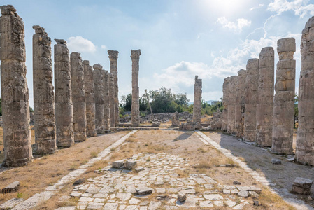 以蓝天, 大理石专栏宙斯寺庙在 Uzuncaburc 古城位于 Uzuncaburc, Silifke, 梅尔辛, 土耳其