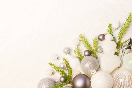 圣诞节或新年背景 冷杉树枝, 玻璃球, 装饰品。地方为您的祝贺