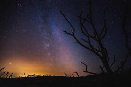 在漆黑的夜晚, 天空中有一颗流星流星雨流星沐浴的机会, 晴朗的星空。美丽的图片与银河的核心