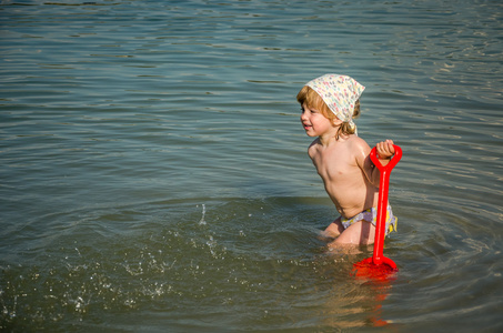 在湖里游泳在水中在度假期间度假村在沙滩上玩的小迷人女孩宝贝
