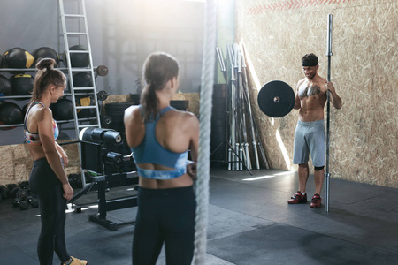 运动锻炼。Crossfit 运动员在健身房的训练