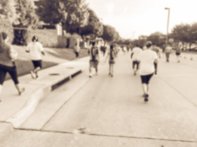 复古色调运动模糊群赛跑者的所有能力在5k 企业挑战赛在美国德克萨斯州理查森。健身, 健康的生活方式观念。运动员在路上奔跑。城市体