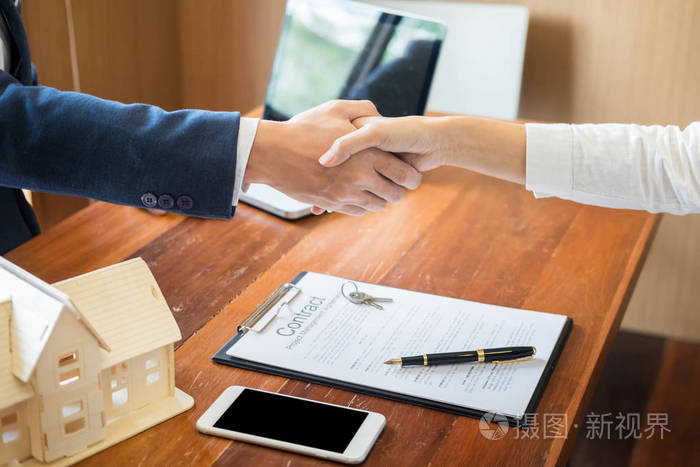 商代理或财务顾问及客户签署文件后握手处理成功协议, 与公司签订合同