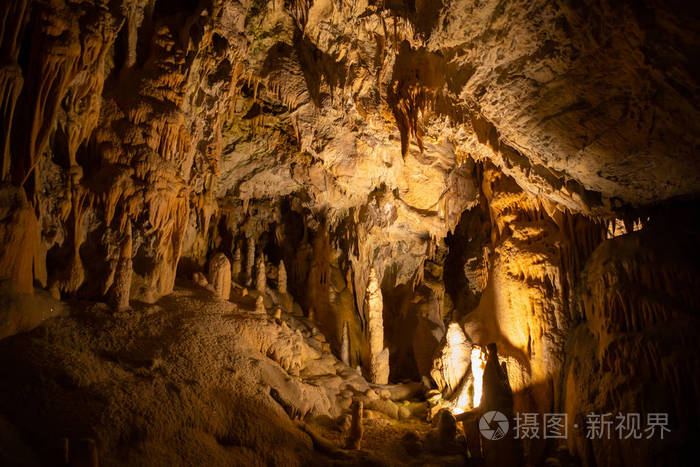 波斯托伊纳洞穴地下洞穴中的钟乳石和石笋观