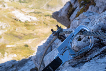 通过 ferrata 锁钩接钢丝绳