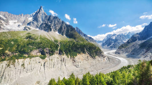 夏天去美丽的法国阿尔卑斯山旅行
