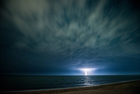 海上闪电夜雷暴