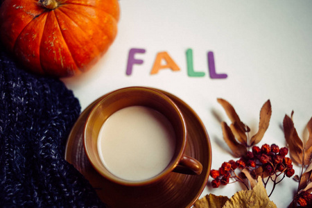 五颜六色的字母秋天, 温暖的针织围巾和杯咖啡与枫, 秋叶, 南瓜。顶部视图