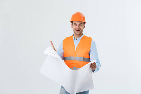 男性工地承包商工程师用硬帽子持有蓝色印刷纸的肖像。通过白色背景隔离