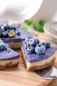 使用铲, 特写从板上美味的蓝莓芝士蛋糕