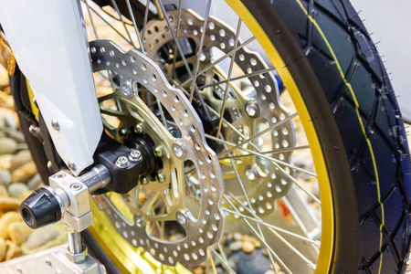 摩托车的合轮辐条和刹车盘