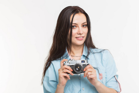 摄影师, 爱好和人的概念白色背景复古相机的年轻黑发妇女
