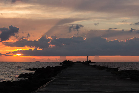 灯塔在入口处的里加港口在晚上, 在8月夏天
