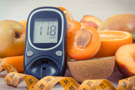 血糖表检查血糖水平厘米和新鲜营养水果作为糖尿病患者的健康甜点