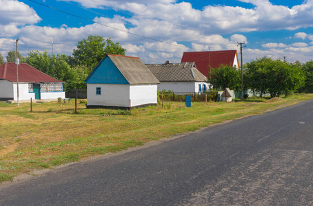 乌克兰 Poltavskaya 州小偏远村庄 Stepanivka 沥青路夏季景观