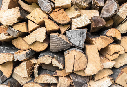 准备过冬时堆积木柴。干木材。理想的概念和背景