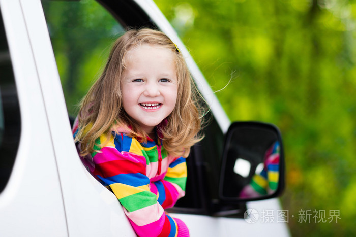 坐在白色小汽车里的小女孩照片-正版商用图片0stg8d