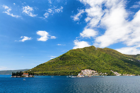 蓝色的天空在我们的岩石夫人和斯维第 Dordje 教会在毗邻海岛在海湾 Kotor, 黑山
