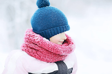 愉快的愉快的小女孩在冬季散步。快乐童年的概念。保暖运动服羽绒服