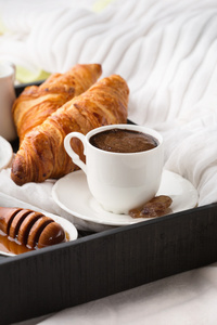 早餐在床上杯咖啡