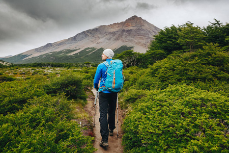 在巴塔哥尼亚徒步旅行。探险旅行者在跋涉到罗伊山。阿根廷