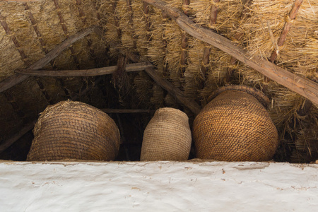 乌克兰住宅茅草屋顶下的 wicker 篮子