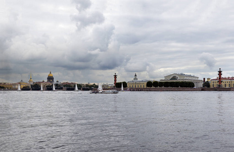 圣彼得堡和河流的看法, 在河上帆船帆船赛, 这是交换的建筑, 圣彼得堡圣徒大教堂的圆顶, 圣彼得堡的景点, 俄罗斯