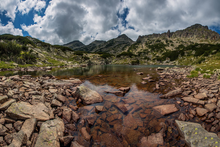 高山湖泊，全景视图